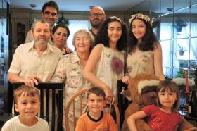 קבוצת אנשים חוגגים על הבמה