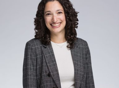 קהל מגוון של אנשים חוגג בקונצרט, מרימים את ידיהם ומריעים.