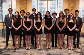 קבוצת אנשים חוגגים על הבמה