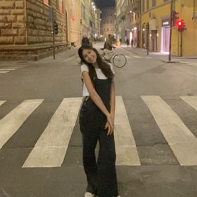 קבוצה מגוונת של צעירים קופצת מהתרגשות בגן ירוק ושופע במהלך אירוע קהילתי.