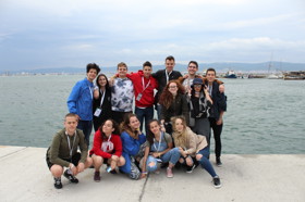 קבוצת אנשים חוגגים על הבמה