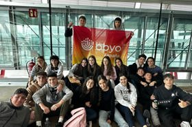 קבוצת אנשים חוגגים על הבמה