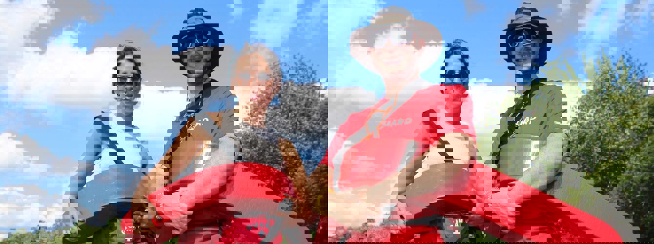 קבוצת צעירים מגוונים מחייכים באירוע קהילתי