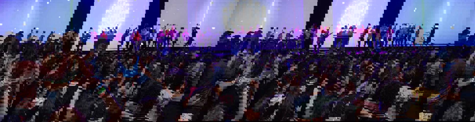 קבוצת צעירים מגוונים מחייכים באירוע קהילתי