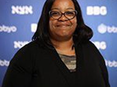 קהל מגוון של אנשים חוגג בקונצרט, מרימים את ידיהם ומריעים.