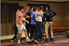 קבוצת אנשים חוגגים על הבמה