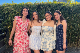 קבוצת אנשים חוגגים על הבמה