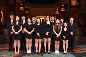 קבוצת אנשים חוגגים על הבמה