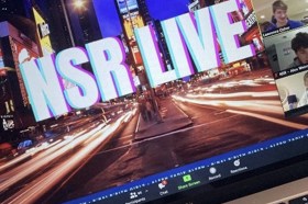 קבוצת אנשים חוגגים על הבמה