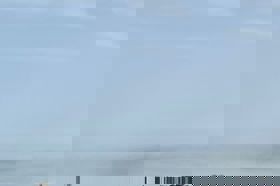 קבוצת אנשים חוגגים על הבמה