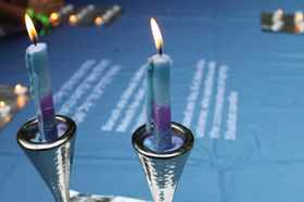 קבוצת אנשים חוגגים על הבמה