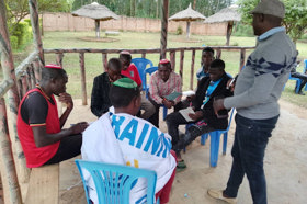 קבוצת אנשים חוגגים על הבמה