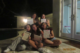 קבוצת אנשים חוגגים על הבמה