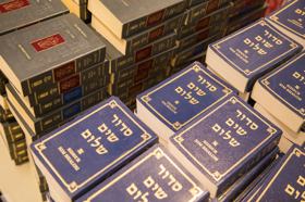 קבוצת אנשים חוגגים על הבמה