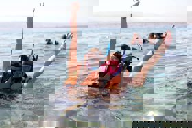 קבוצת אנשים חוגגים על הבמה