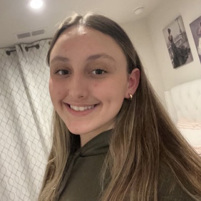 קבוצה מגוונת של צעירים קופצת מהתרגשות בגן ירוק ושופע במהלך אירוע קהילתי.