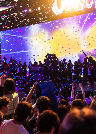 BBYO חגיגת מאה שנה עם קונפטי, אורות וקהל משתתפים