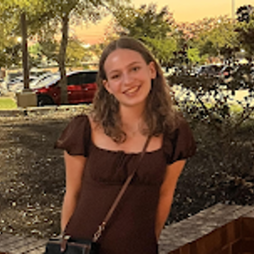 קבוצה מגוונת של צעירים קופצת מהתרגשות בגן ירוק ושופע במהלך אירוע קהילתי.