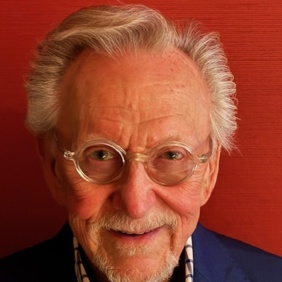 קבוצה מגוונת של צעירים קופצת מהתרגשות בגן ירוק ושופע במהלך אירוע קהילתי.