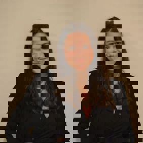 קבוצה מגוונת של צעירים קופצת מהתרגשות בגן ירוק ושופע במהלך אירוע קהילתי.