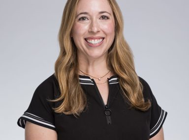 קהל מגוון של אנשים חוגג בקונצרט, מרימים את ידיהם ומריעים.