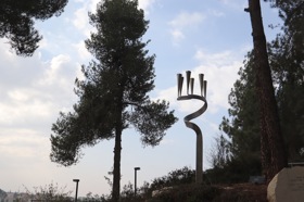 קבוצת אנשים חוגגים על הבמה