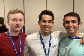 קבוצת אנשים חוגגים על הבמה