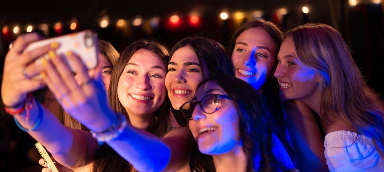 647ce1ab764a65148011e283_קורטני סאקס