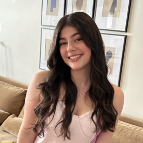 קבוצה מגוונת של צעירים קופצת מהתרגשות בגן ירוק ושופע במהלך אירוע קהילתי.