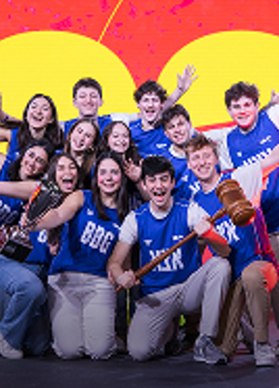 BBYO חגיגת מאה שנה עם קונפטי, אורות וקהל משתתפים