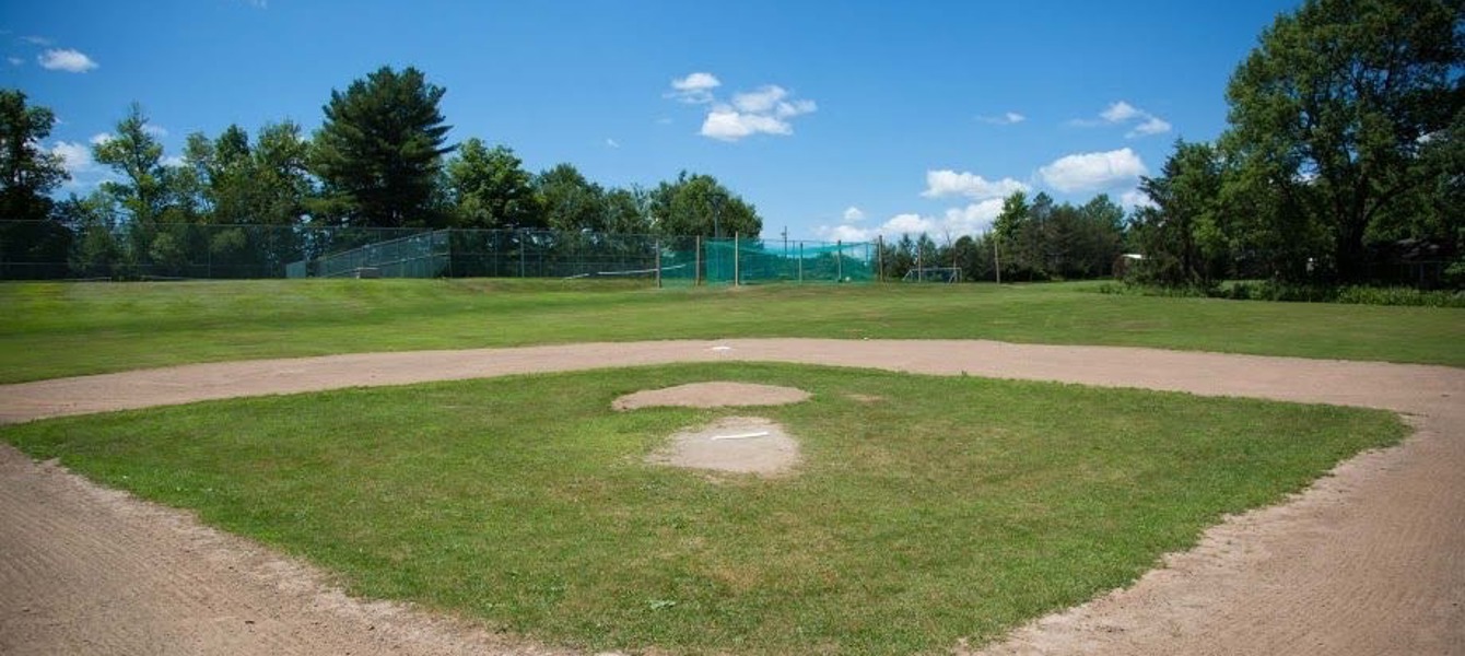 687139b0dc4929893b5de470_baseball-field-920x512 גדול
