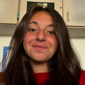 קבוצה מגוונת של צעירים קופצת מהתרגשות בגן ירוק ושופע במהלך אירוע קהילתי.