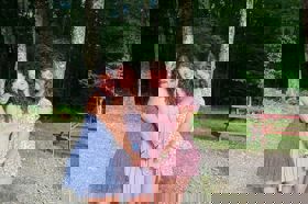 קבוצת אנשים חוגגים על הבמה