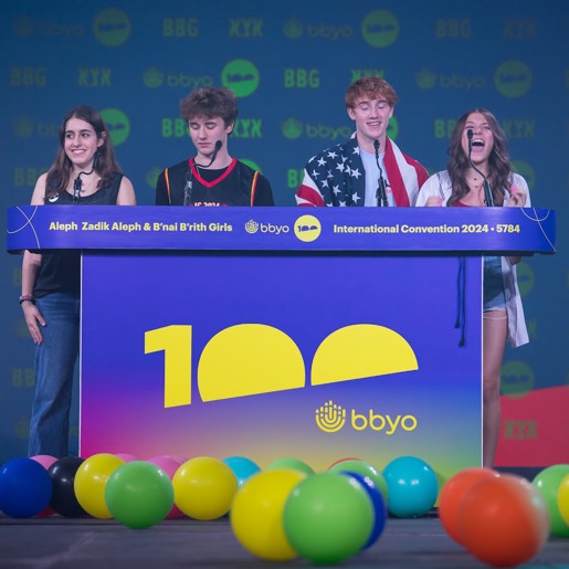 שלושה חברים יושבים על ערסל