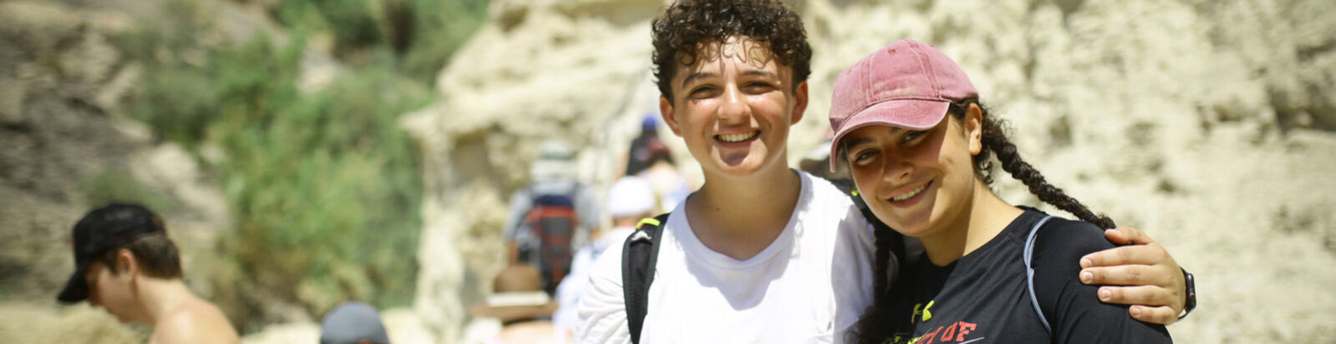 קבוצת צעירים מגוונים מחייכים באירוע קהילתי