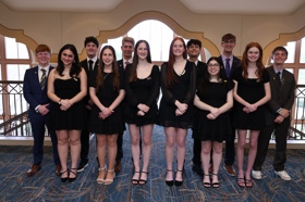 קבוצת אנשים חוגגים על הבמה