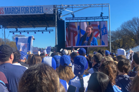 קבוצת אנשים חוגגים על הבמה