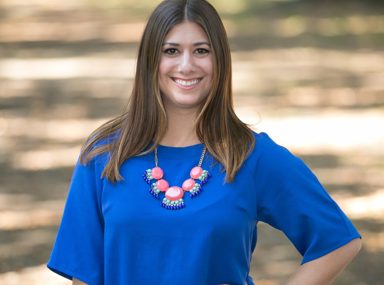 קהל מגוון של אנשים חוגג בקונצרט, מרימים את ידיהם ומריעים.