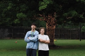 קבוצת אנשים חוגגים על הבמה