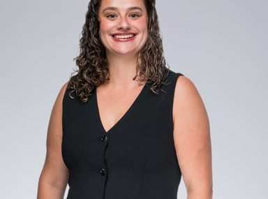 קהל מגוון של אנשים חוגג בקונצרט, מרימים את ידיהם ומריעים.