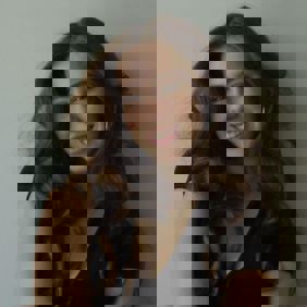 קבוצה מגוונת של צעירים קופצת מהתרגשות בגן ירוק ושופע במהלך אירוע קהילתי.