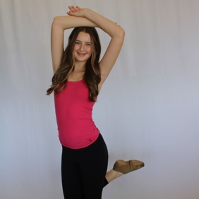 קבוצה מגוונת של צעירים קופצת מהתרגשות בגן ירוק ושופע במהלך אירוע קהילתי.