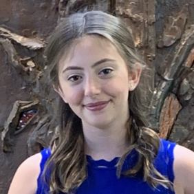 קבוצה מגוונת של צעירים קופצת מהתרגשות בגן ירוק ושופע במהלך אירוע קהילתי.