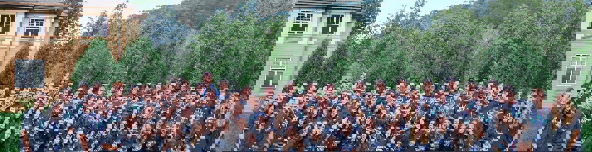 קבוצת צעירים מגוונים מחייכים באירוע קהילתי