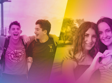 קהל מגוון של אנשים חוגג בקונצרט, מרימים את ידיהם ומריעים.